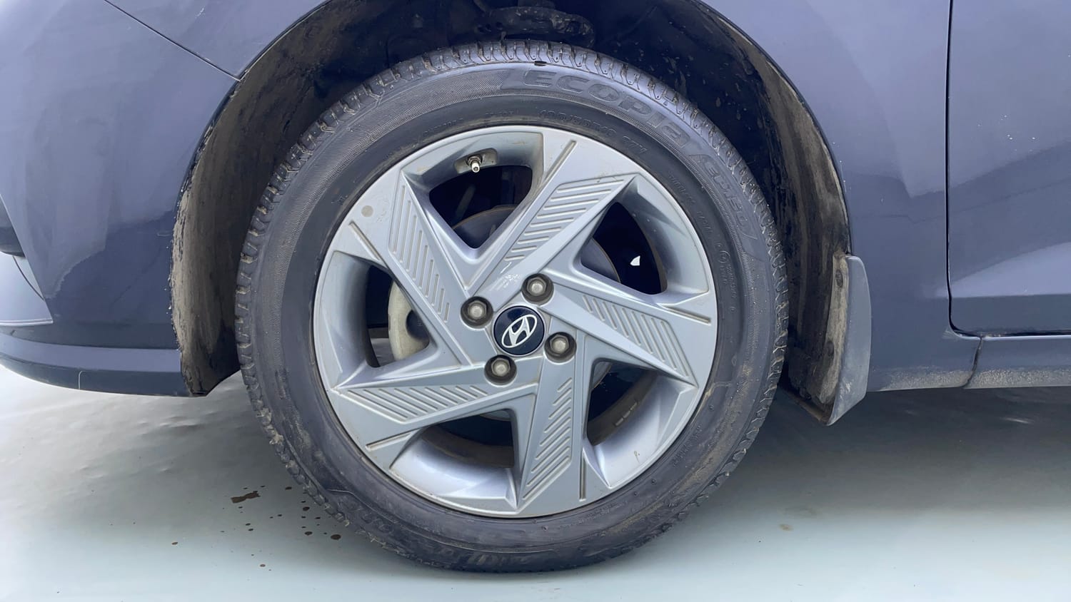 Used 2022 Hyundai Verna SX 1.5 MPi Petrol Manual tyres LEFT FRONT TYRE RIM VIEW