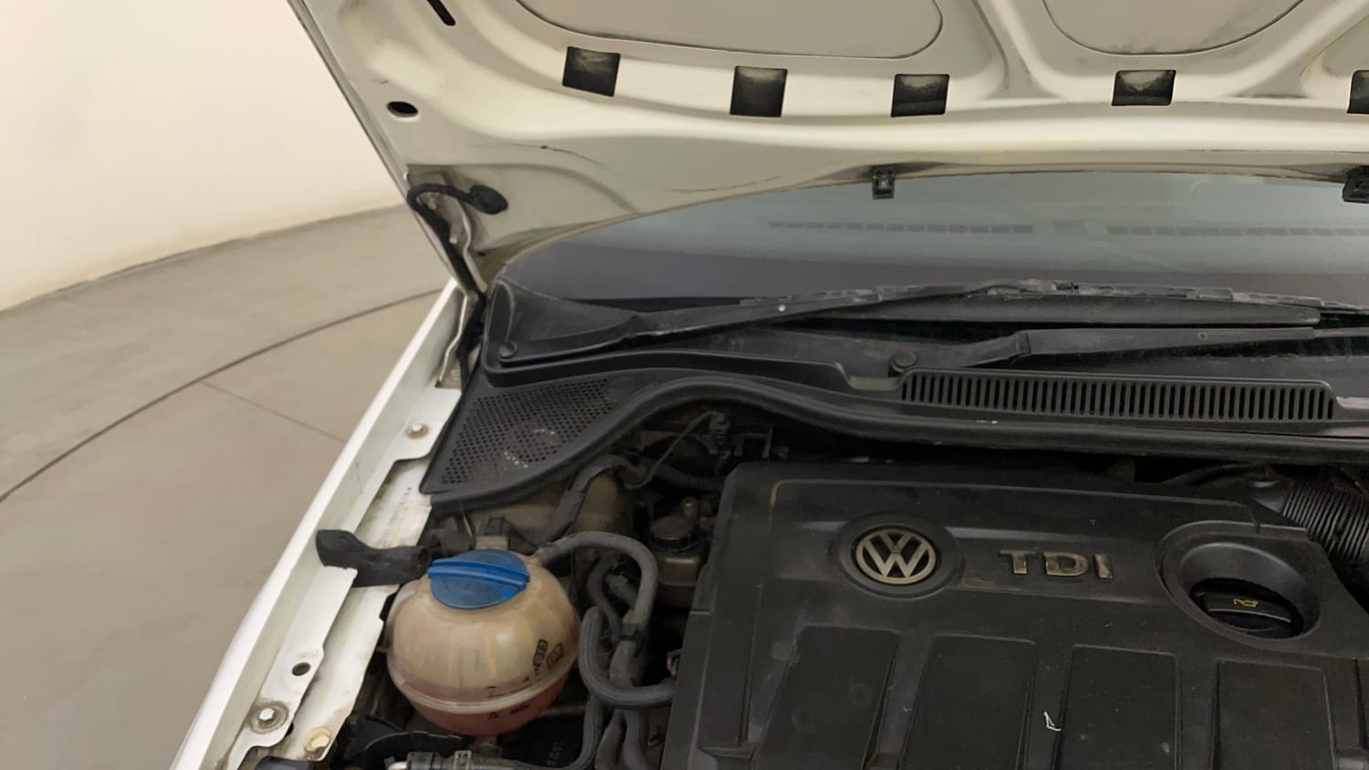Used 2014 Volkswagen Polo Highline1.5L (D) Diesel Manual engine ENGINE RIGHT SIDE HINGE & APRON VIEW