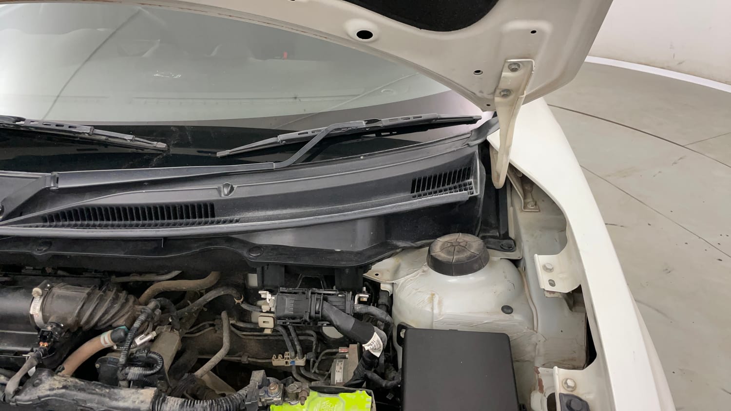 Used 2019 Maruti Suzuki Swift VXi Petrol Manual engine ENGINE LEFT SIDE HINGE & APRON VIEW