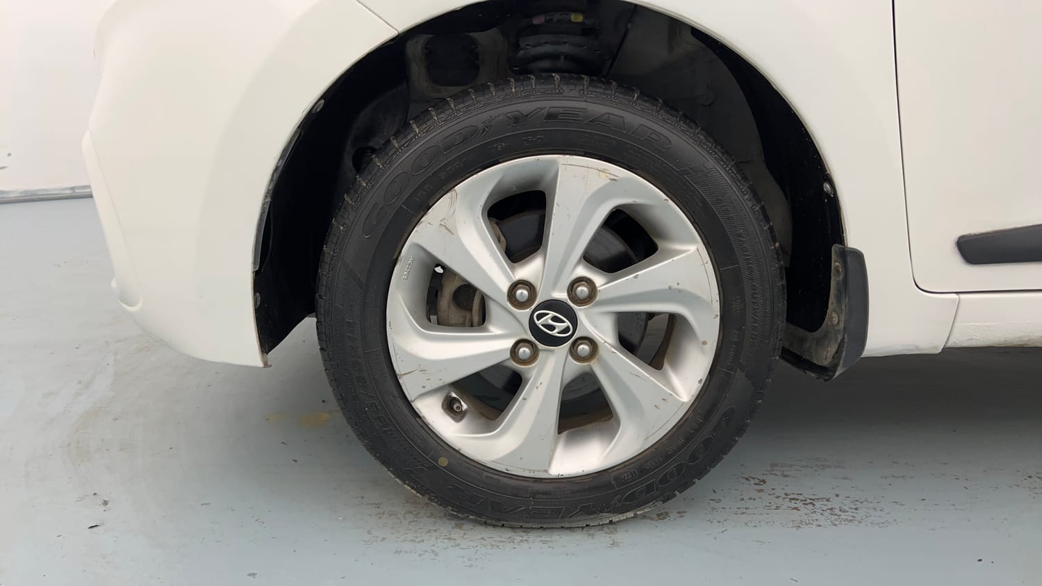 Used 2018 Hyundai Xcent SX Petrol Manual tyres LEFT FRONT TYRE RIM VIEW