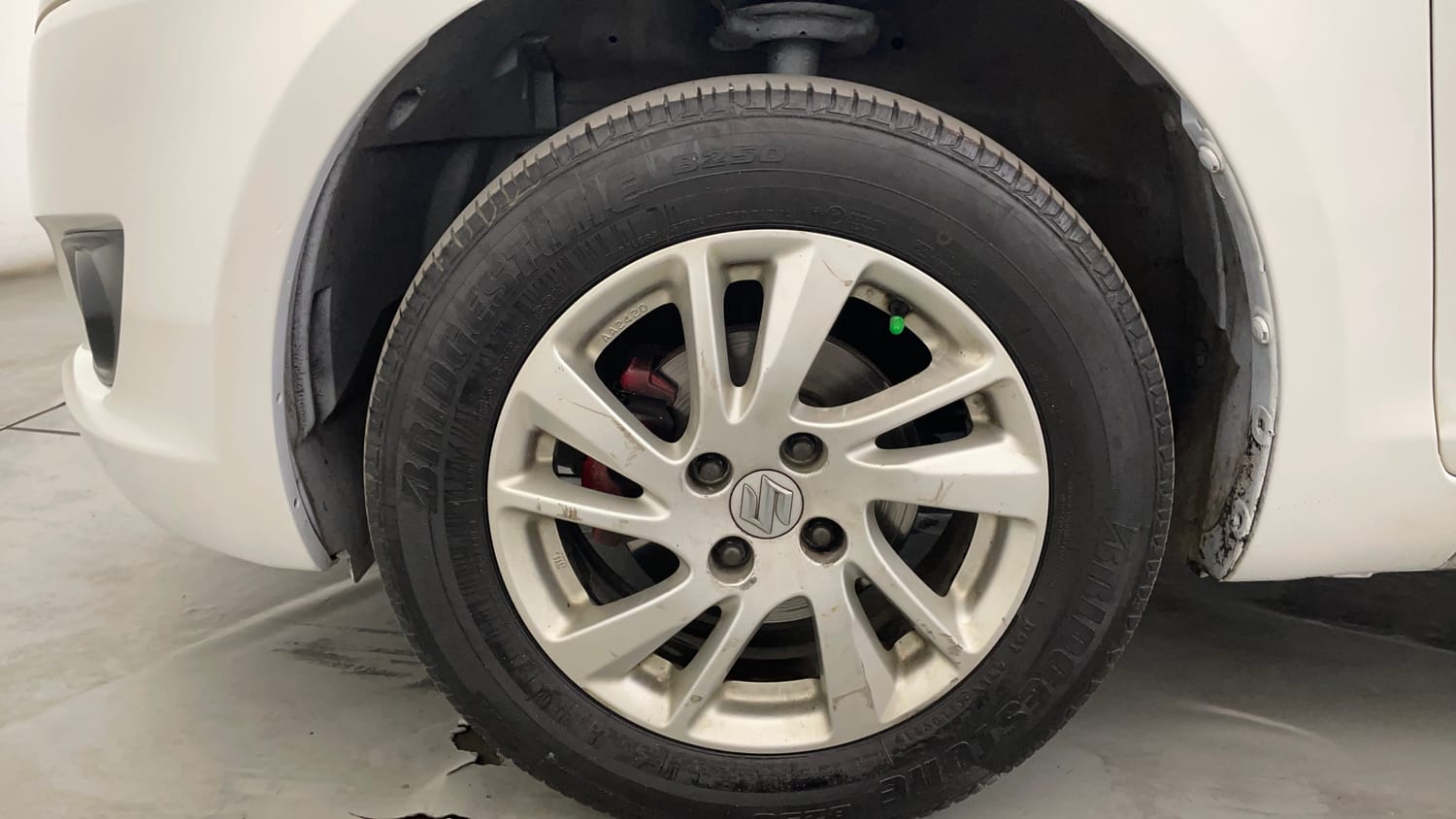 Used 2014 Maruti Suzuki Swift ZDi Diesel Manual tyres LEFT FRONT TYRE RIM VIEW