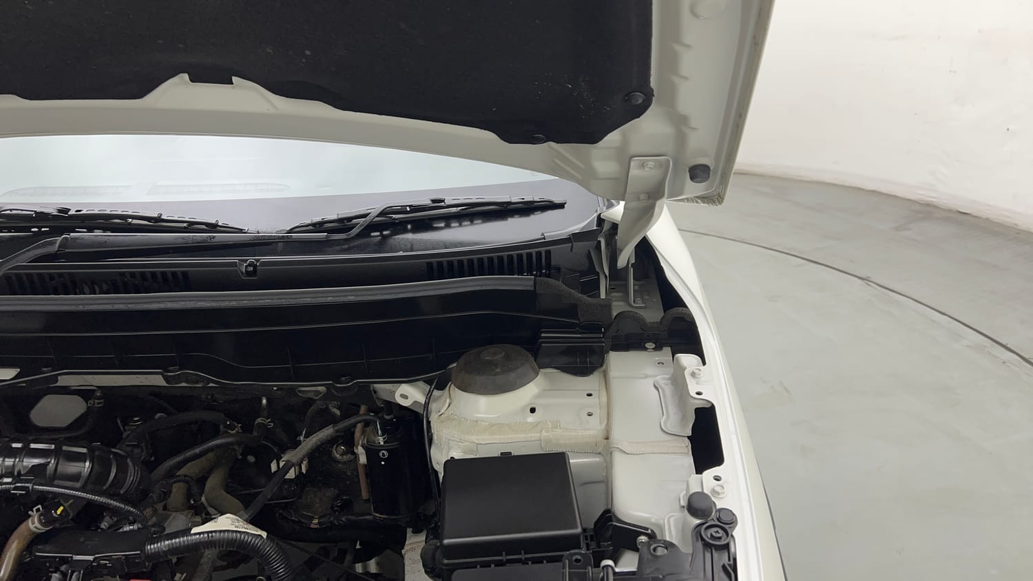 Used 2026 Maruti Suzuki Brezza ZXi AT Petrol Automatic engine ENGINE LEFT SIDE HINGE & APRON VIEW
