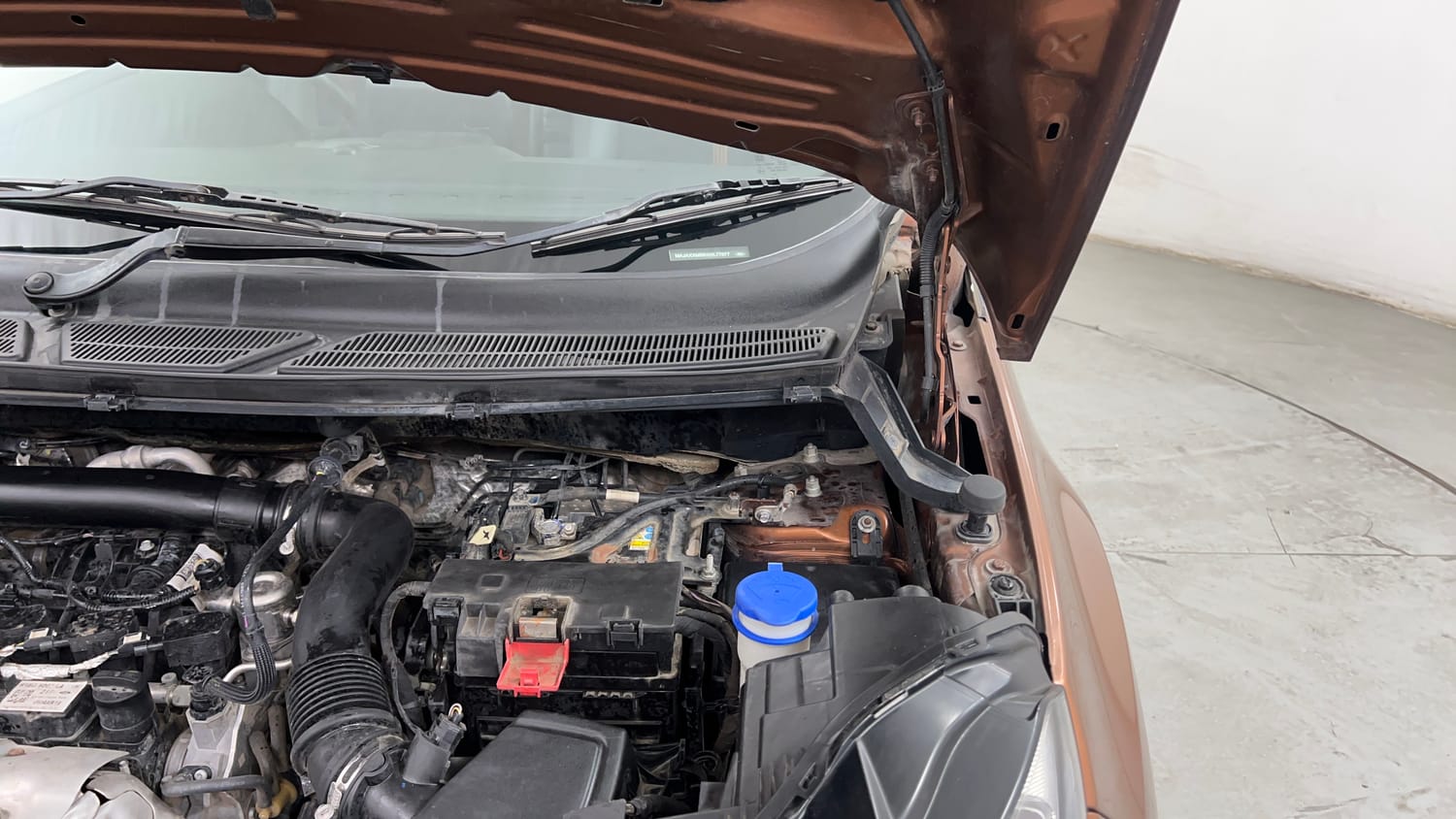 Used 2019 Ford EcoSport S Petrol Petrol Manual engine ENGINE LEFT SIDE HINGE & APRON VIEW