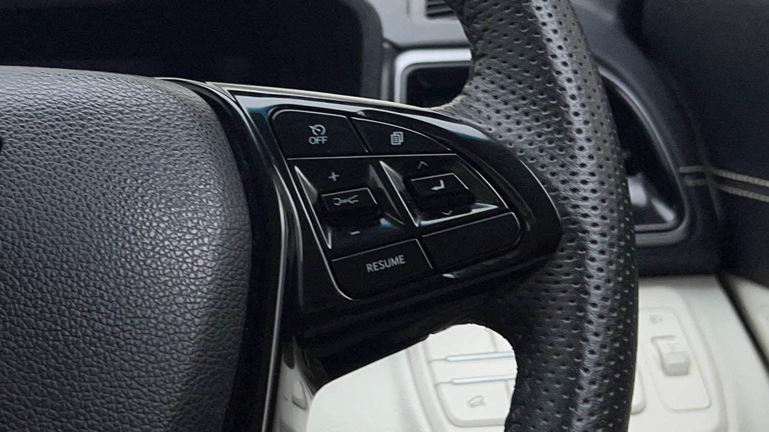 Used 2025 Mahindra XUV 3XO AX7L 1.2 Petrol AT Petrol Automatic top_features Cruise control
