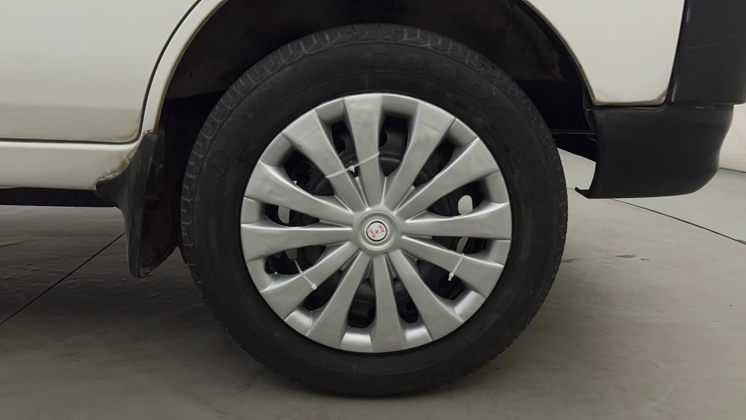 Used 2015 Maruti Suzuki Eeco 5 STR WITH A/C+HTR Petrol Manual tyres RIGHT FRONT TYRE RIM VIEW