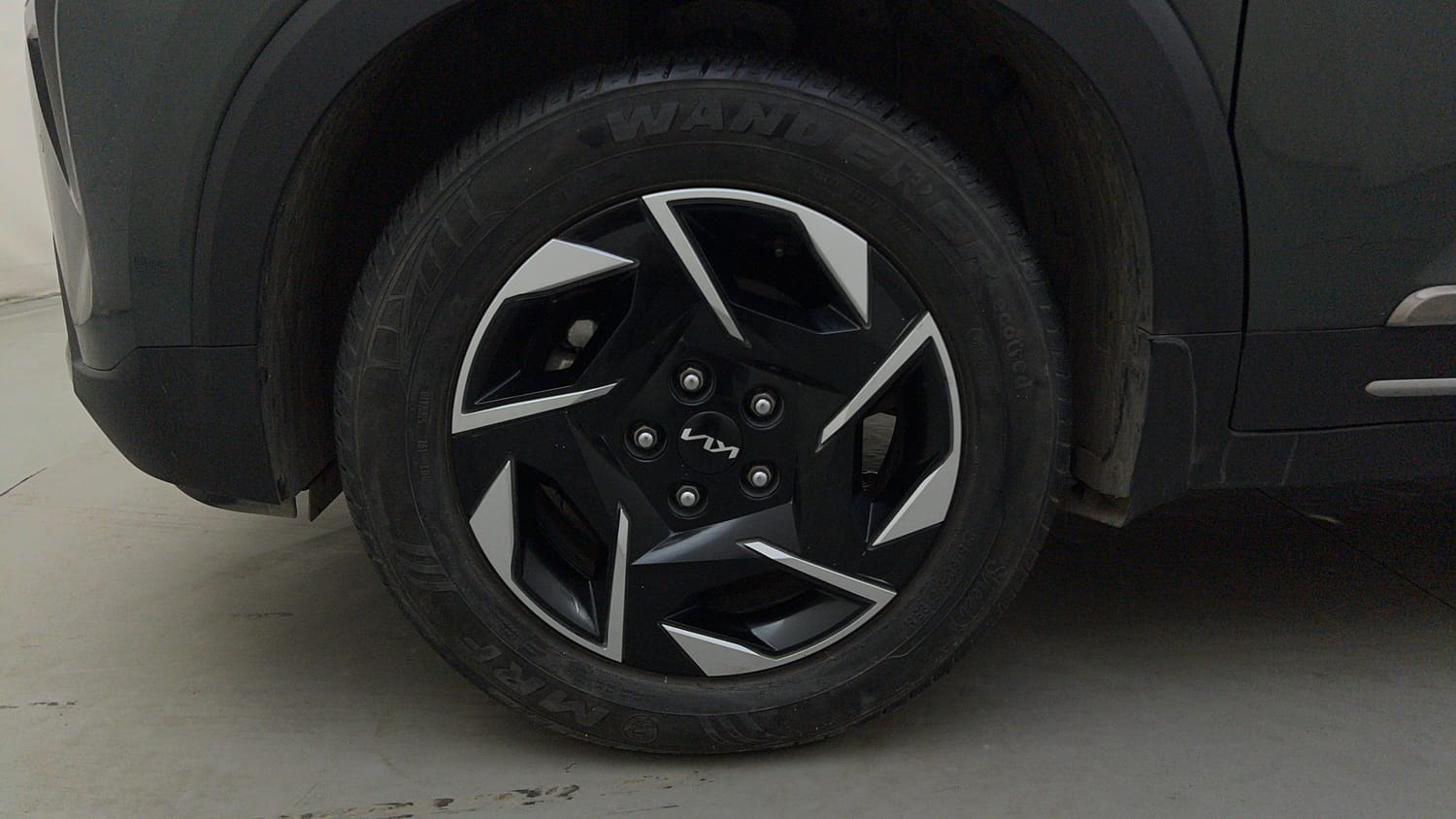 Used 2024 Kia Sonet HTX 1.5 Diesel AT Diesel Automatic tyres LEFT FRONT TYRE RIM VIEW