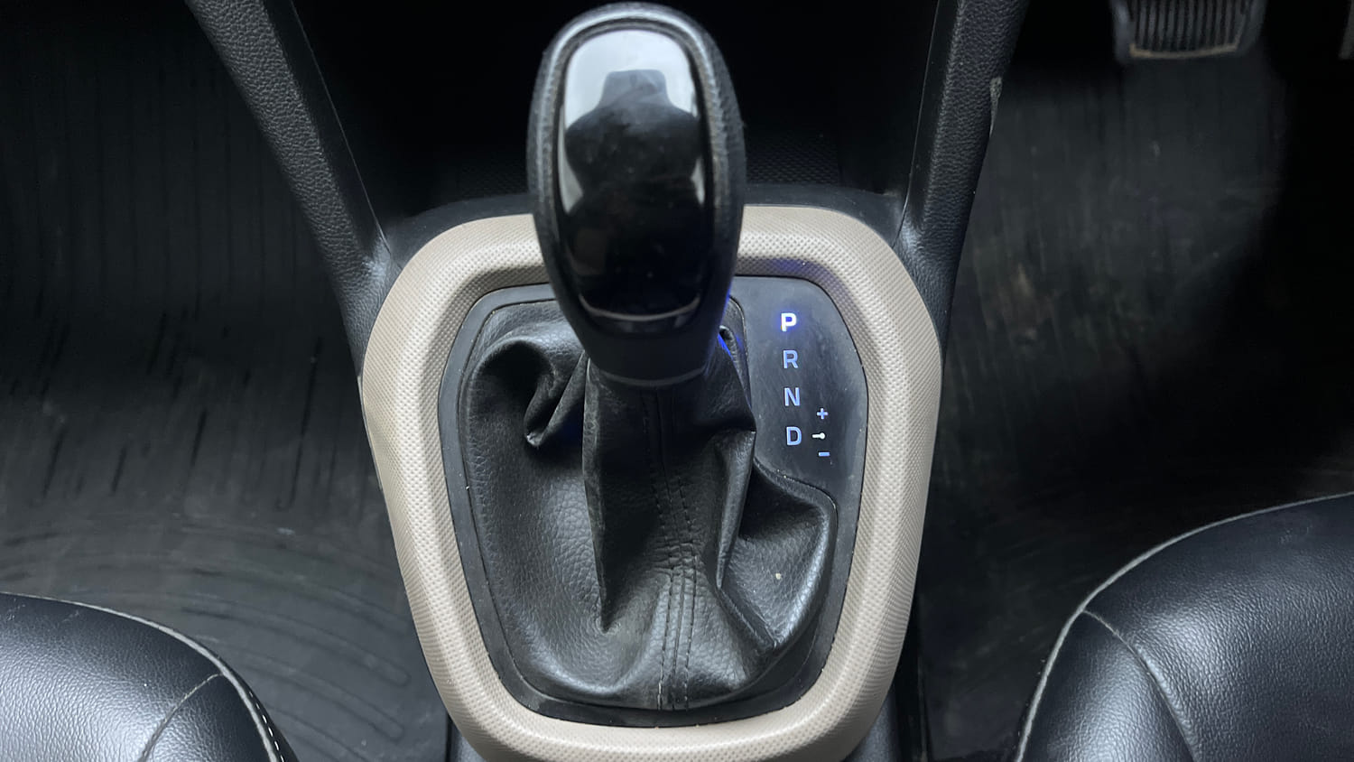 Used 2018 Hyundai Grand i10 Sportz AT 1.2 Kappa VTVT Petrol Automatic interior GEAR  KNOB VIEW