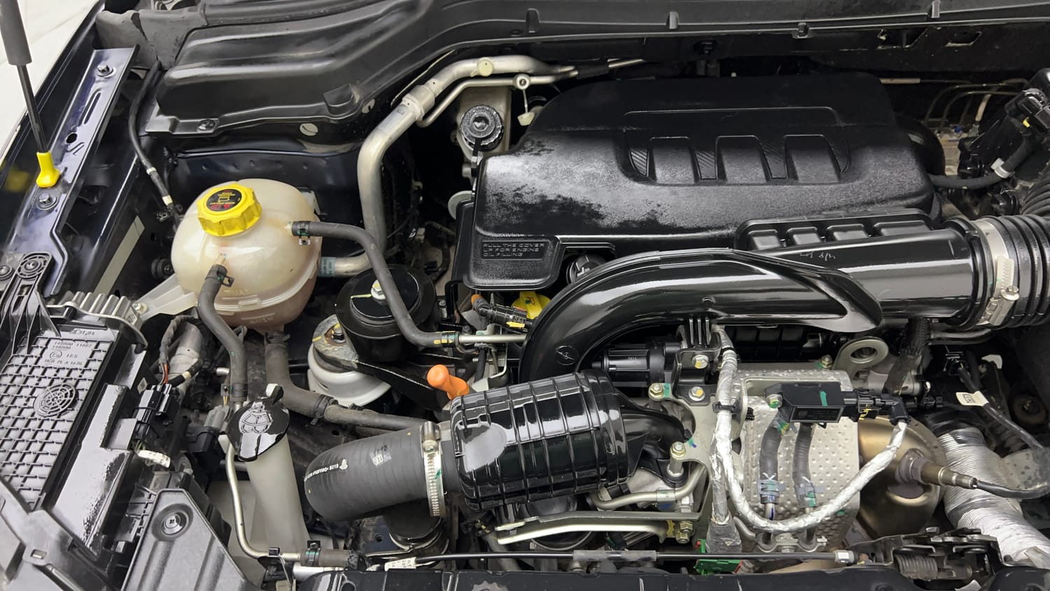 Used 2025 Mahindra XUV 3XO AX7L 1.2 Petrol AT Petrol Automatic engine ENGINE RIGHT SIDE VIEW