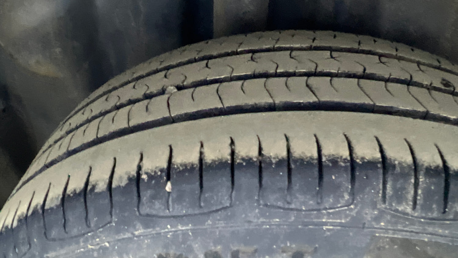 Used 2017 Volkswagen Polo Comfortline 1.2L (P) Petrol Manual tyres RIGHT REAR TYRE TREAD VIEW