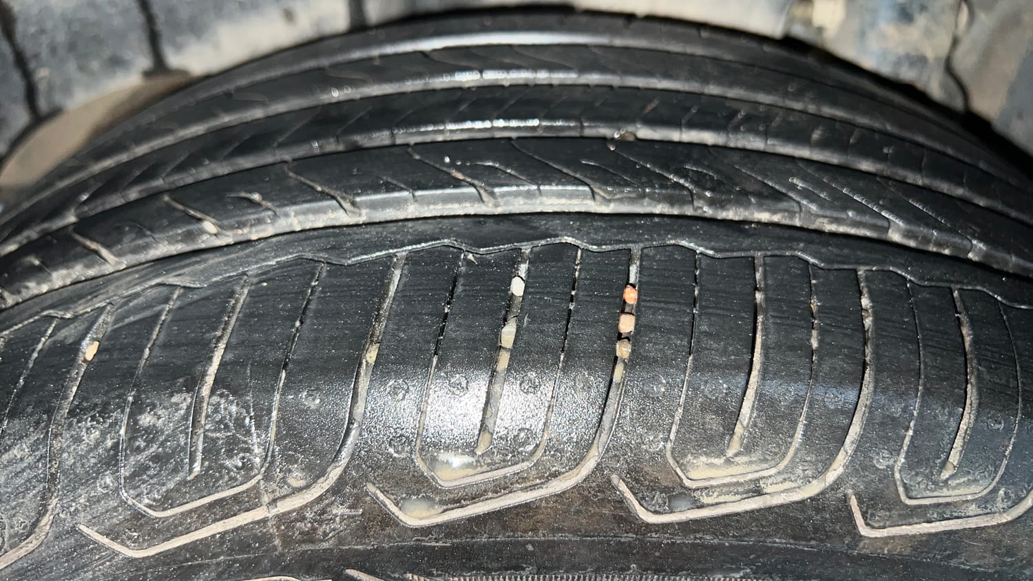 Used 2025 Mahindra XUV 3XO AX7L 1.2 Petrol AT Petrol Automatic tyres RIGHT REAR TYRE TREAD VIEW