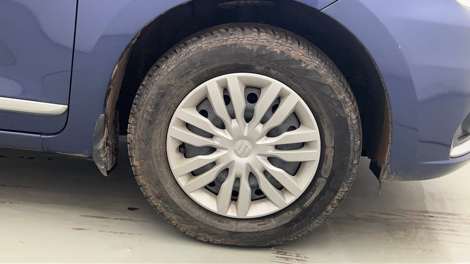 Used 2022 Maruti Suzuki Dzire VXi Petrol Manual tyres RIGHT FRONT TYRE RIM VIEW