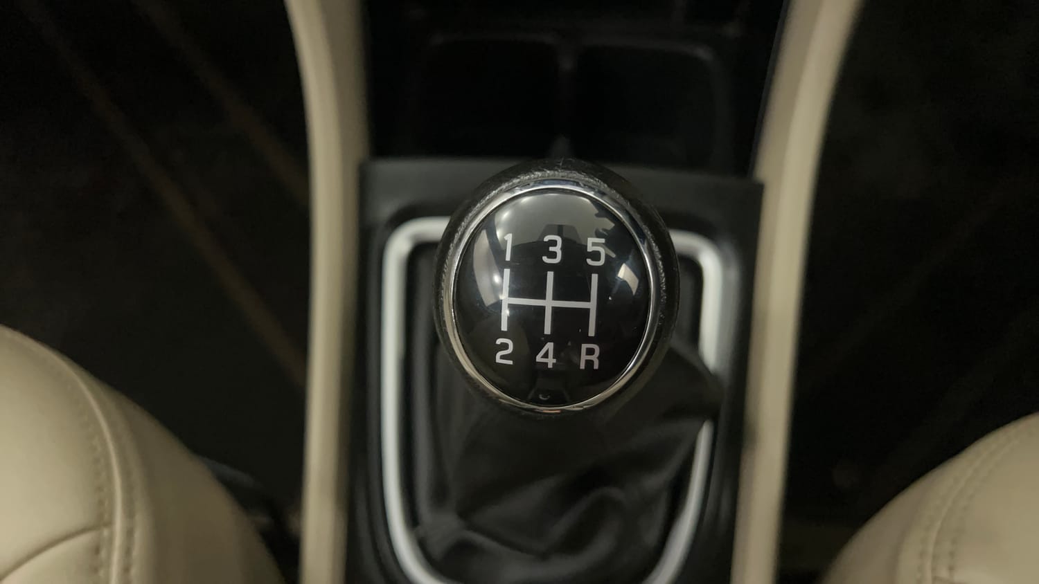 Used 2023 Maruti Suzuki Ciaz Zeta 1.5 Petrol Manual interior GEAR  KNOB VIEW