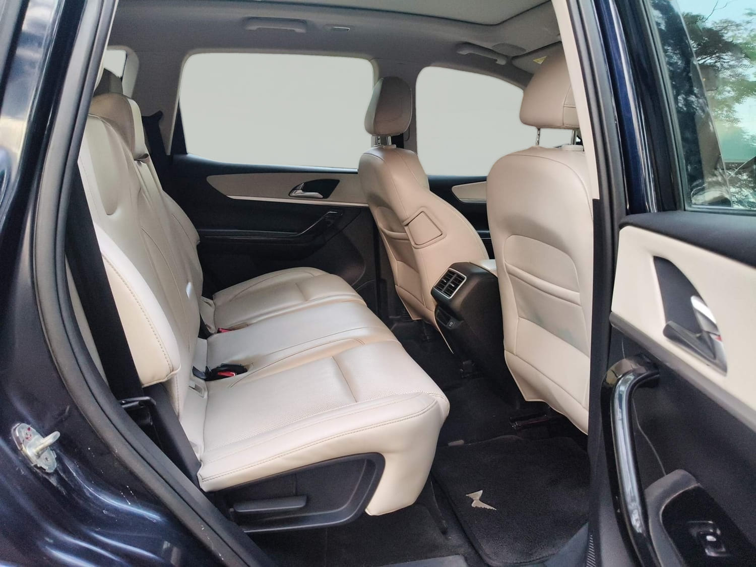 Used 2022 Mahindra XUV700 AX 7 Diesel AT AWD Luxury Pack 7 STR Diesel Automatic interior RIGHT SIDE REAR DOOR CABIN VIEW