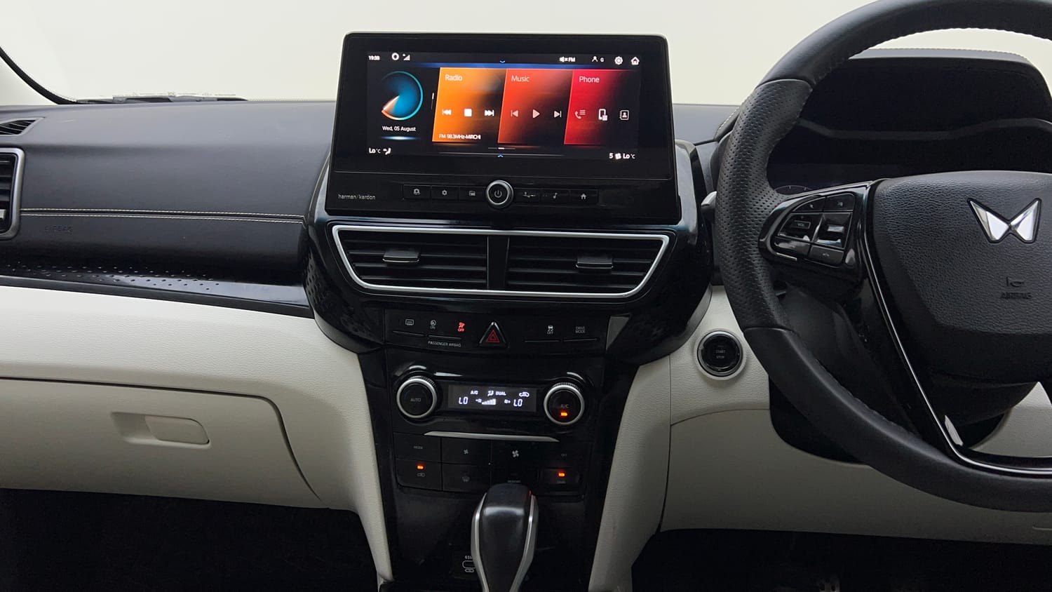 Used 2025 Mahindra XUV 3XO AX7L 1.2 Petrol AT Petrol Automatic interior MUSIC SYSTEM & AC CONTROL VIEW