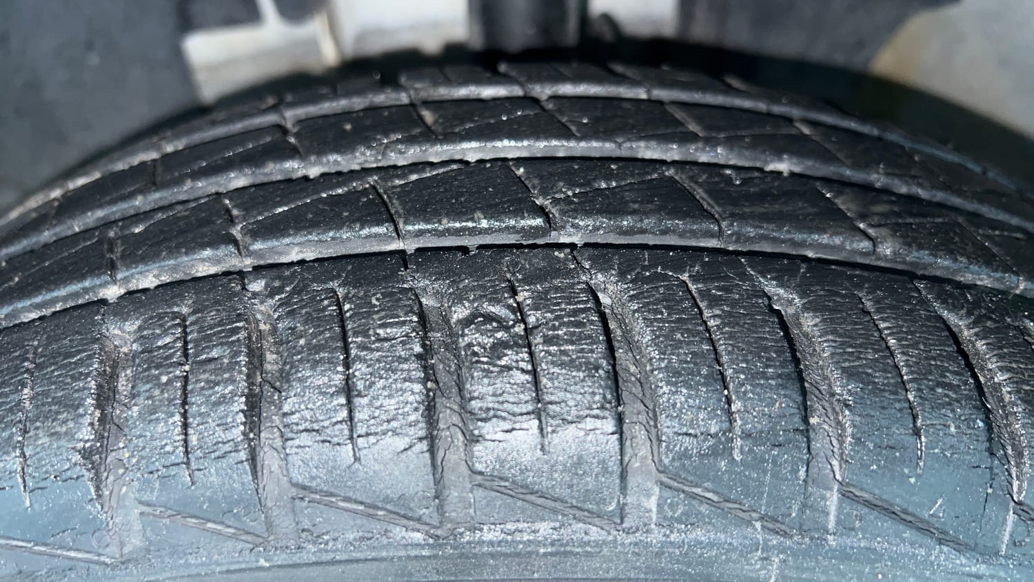 Used 2020 Renault Kwid 1.0 RXT AMT Opt Petrol Automatic tyres LEFT FRONT TYRE TREAD VIEW