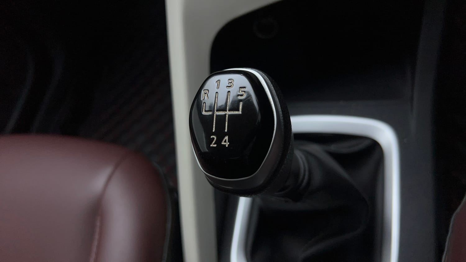 Used 2024 Nissan Magnite XL Petrol Manual interior GEAR  KNOB VIEW