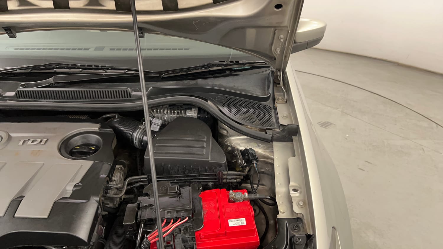 Used 2014 Volkswagen Vento Highline Diesel Diesel Manual engine ENGINE LEFT SIDE HINGE & APRON VIEW