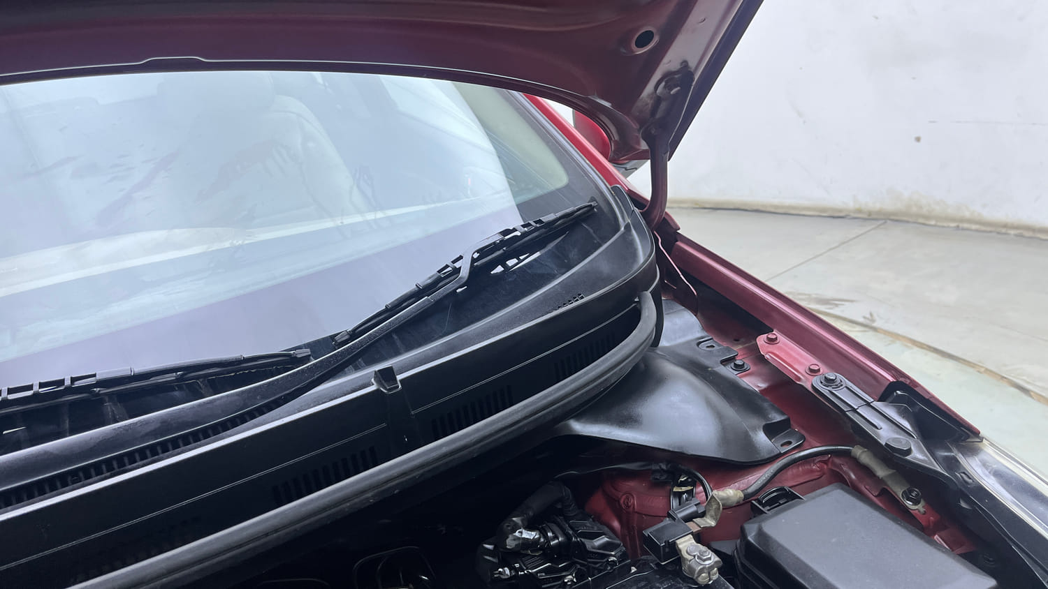 Used 2016 Hyundai Elite i20 Asta 1.2 Petrol Manual engine ENGINE LEFT SIDE HINGE & APRON VIEW