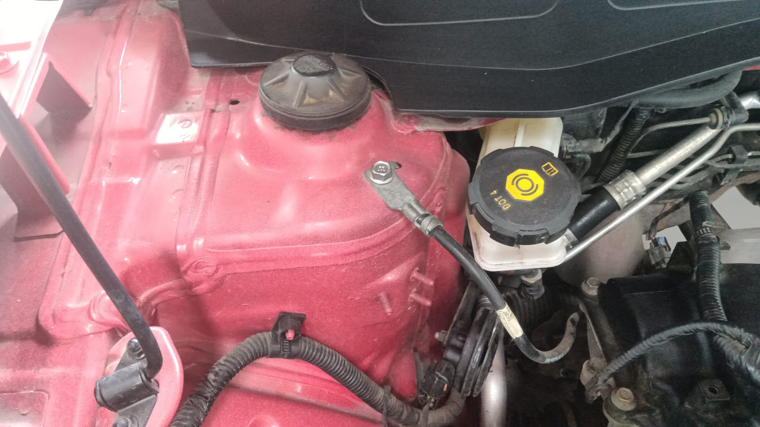 Used 2022 Hyundai Venue SX 1.2 Petrol Petrol Manual engine ENGINE RIGHT SIDE HINGE & APRON VIEW