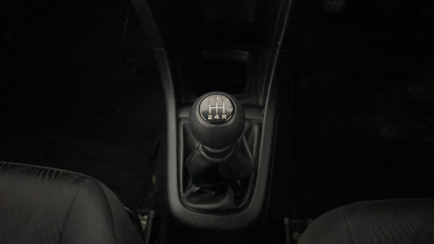 Used 2013 Maruti Suzuki Swift VXi Petrol Manual interior GEAR  KNOB VIEW