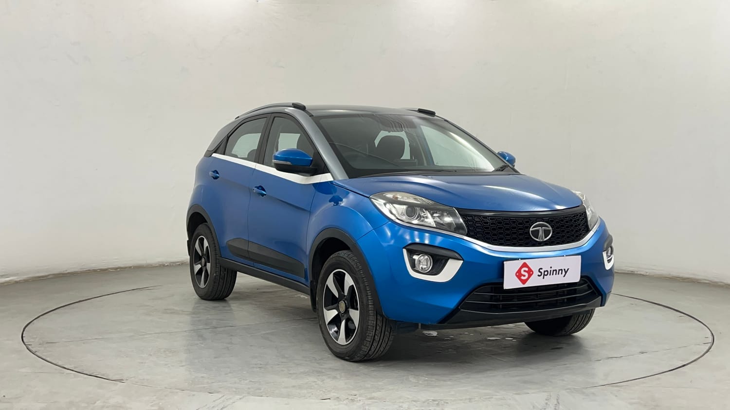 Used 2018 Tata Nexon XZ Plus Diesel Dual Tone Diesel Manual exterior RIGHT FRONT CORNER VIEW