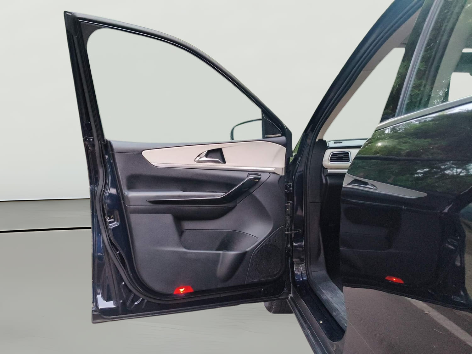 Used 2022 Mahindra XUV700 AX 7 Diesel AT AWD Luxury Pack 7 STR Diesel Automatic interior LEFT FRONT DOOR OPEN VIEW