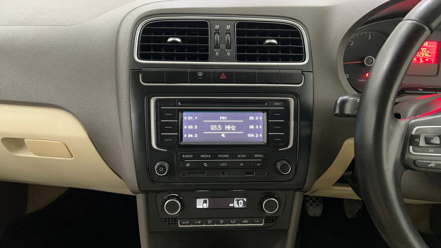 Used 2014 Volkswagen Vento Highline Diesel Diesel Manual interior MUSIC SYSTEM & AC CONTROL VIEW