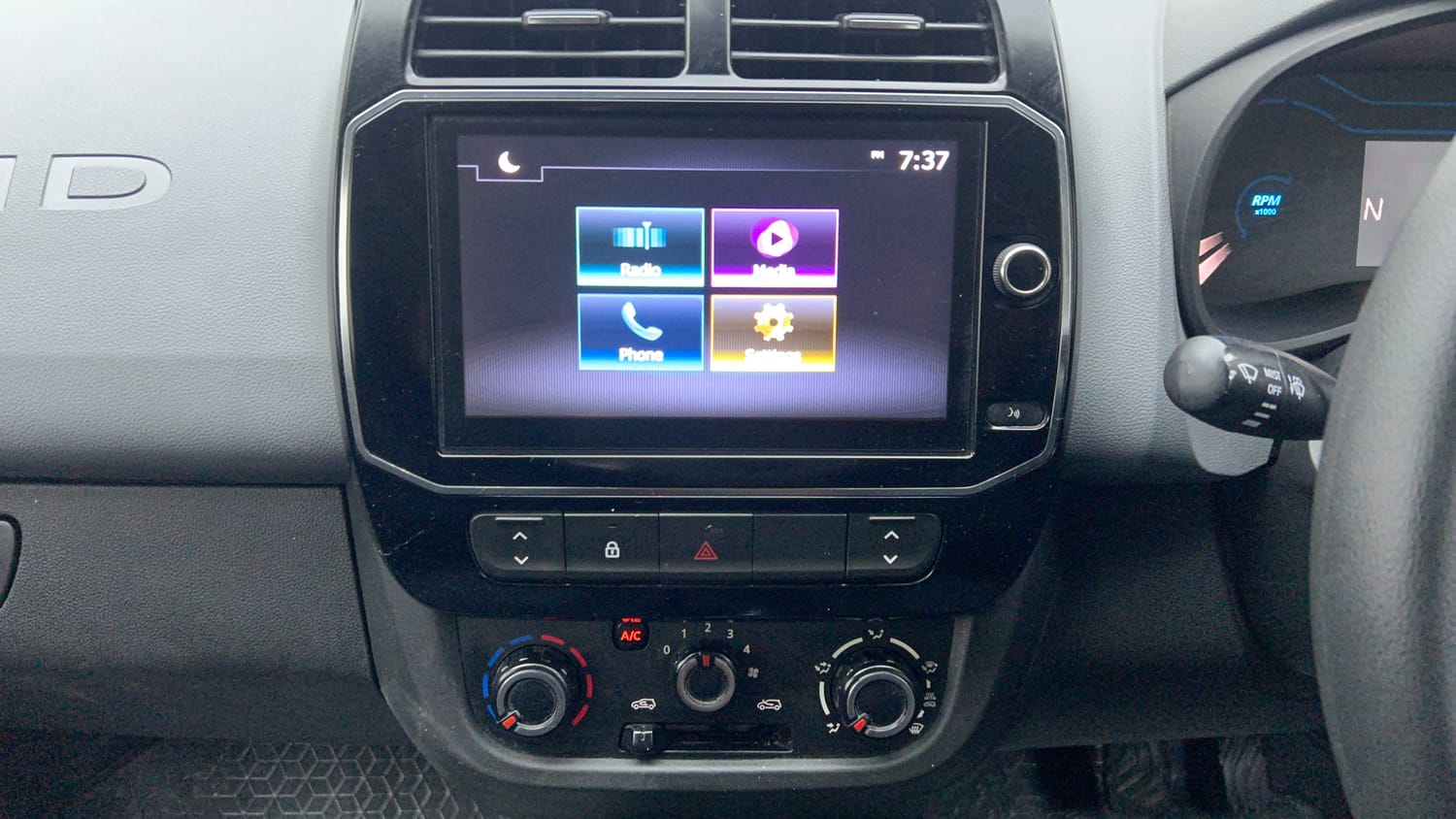 Used 2020 Renault Kwid 1.0 RXT AMT Opt Petrol Automatic interior MUSIC SYSTEM & AC CONTROL VIEW