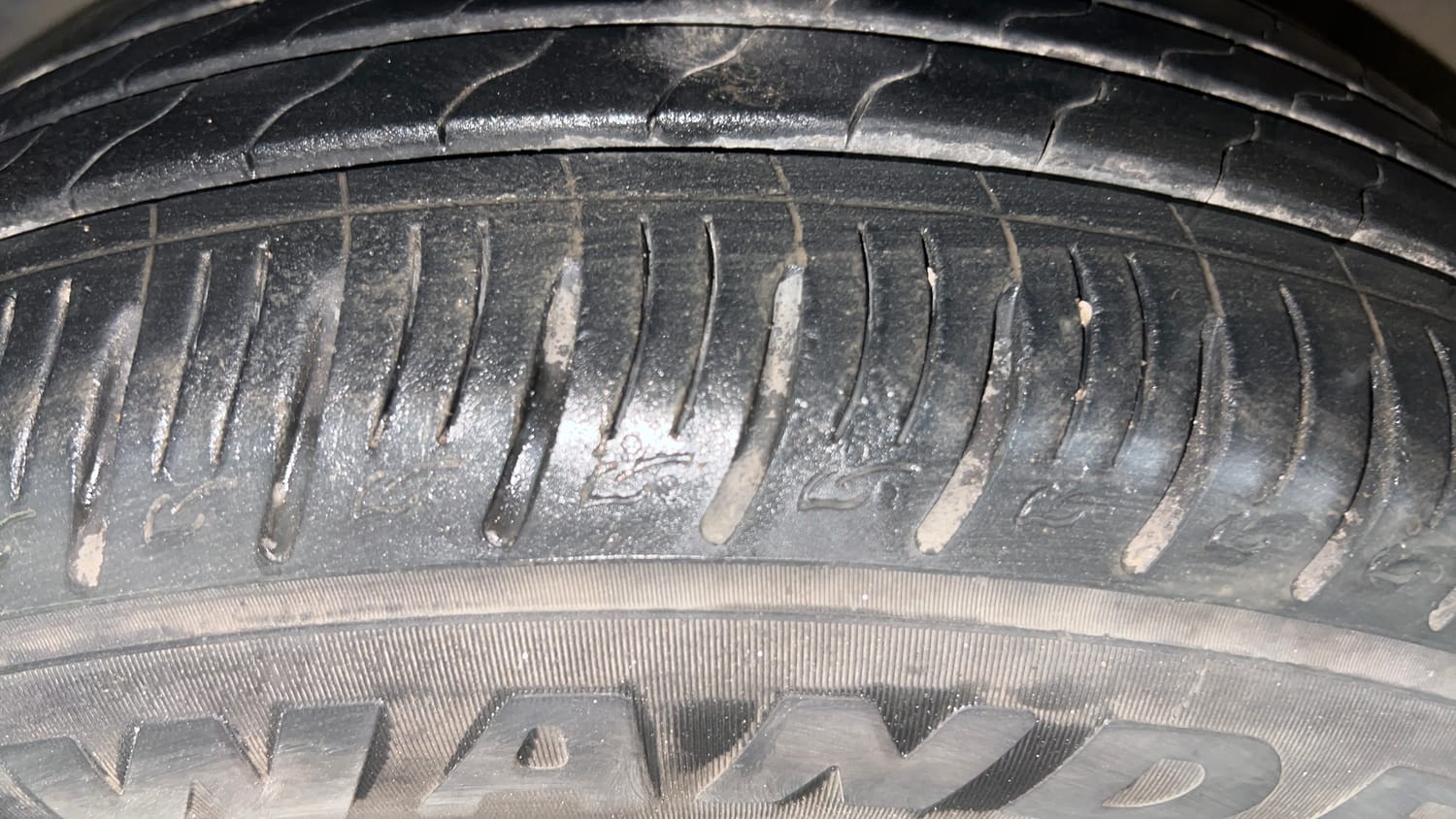 Used 2024 Kia Sonet HTX 1.5 Diesel AT Diesel Automatic tyres LEFT FRONT TYRE TREAD VIEW