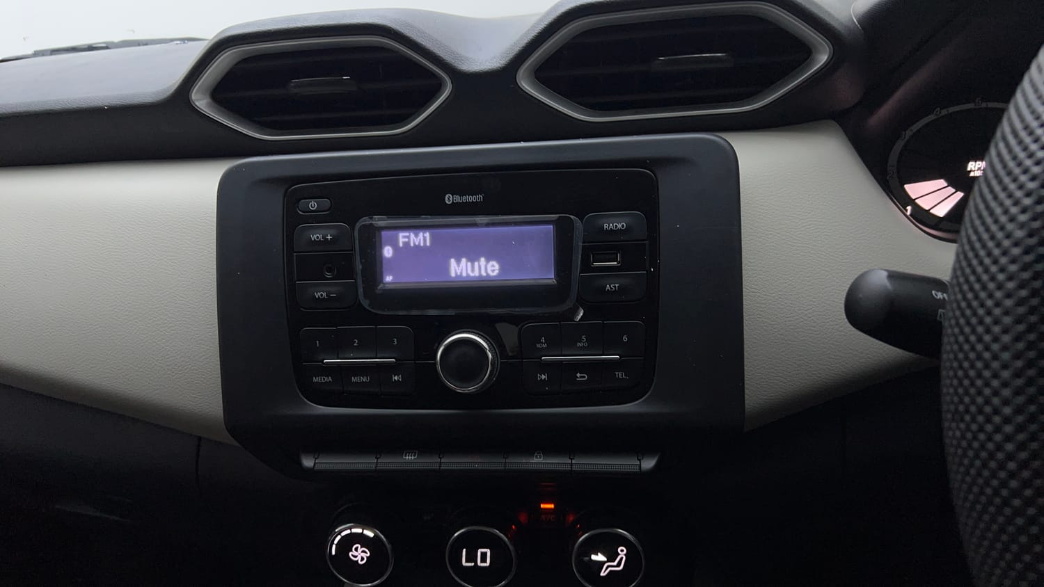 Used 2024 Nissan Magnite XL Petrol Manual top_features Integrated (in-dash) music system