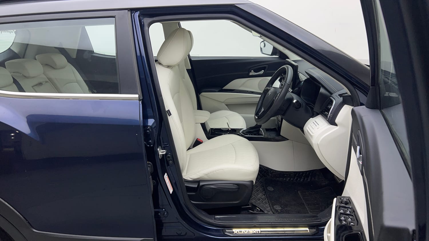 Used 2025 Mahindra XUV 3XO AX7L 1.2 Petrol AT Petrol Automatic interior RIGHT SIDE FRONT DOOR CABIN VIEW
