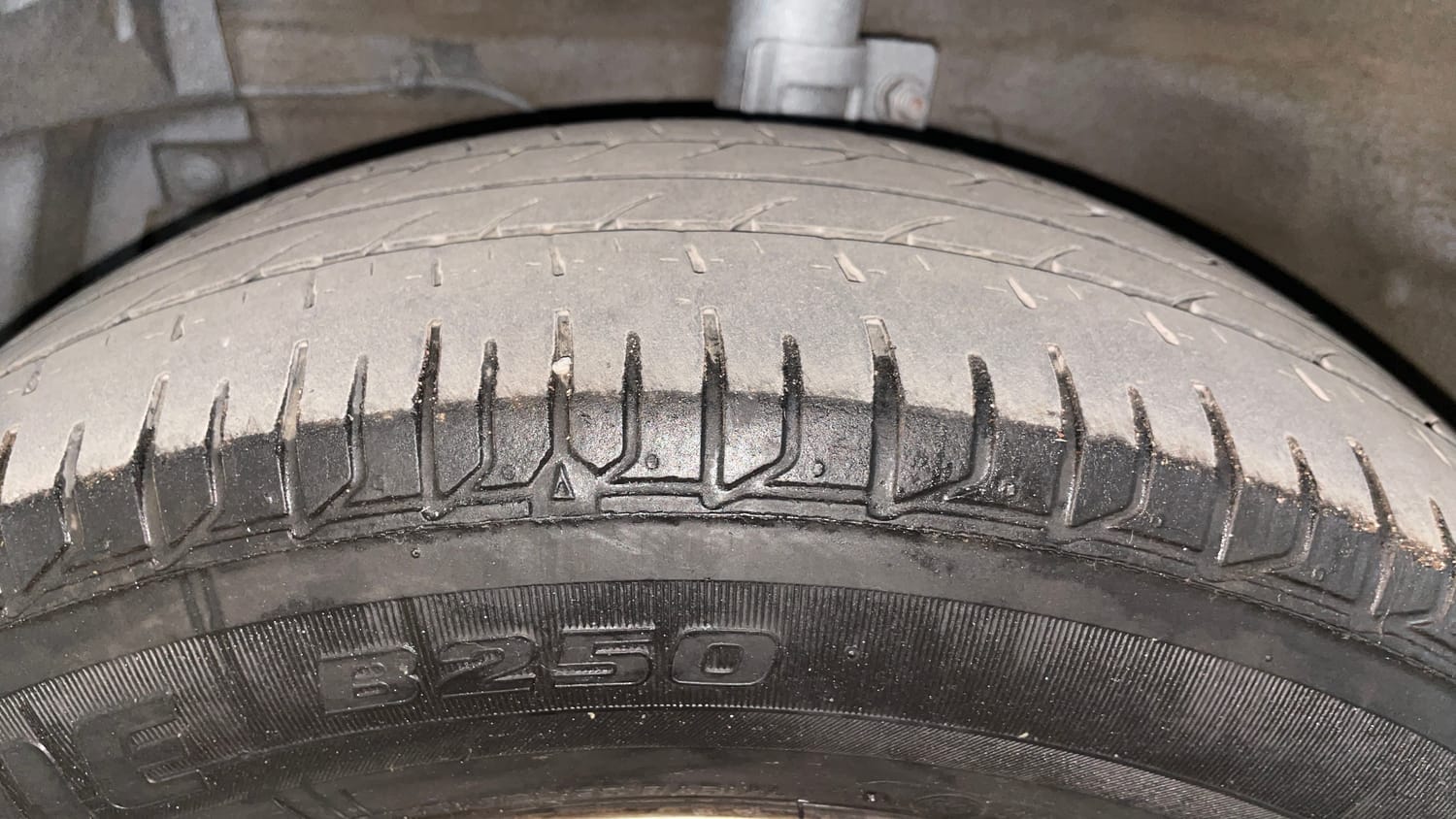 Used 2014 Maruti Suzuki Swift ZDi Diesel Manual tyres LEFT FRONT TYRE TREAD VIEW