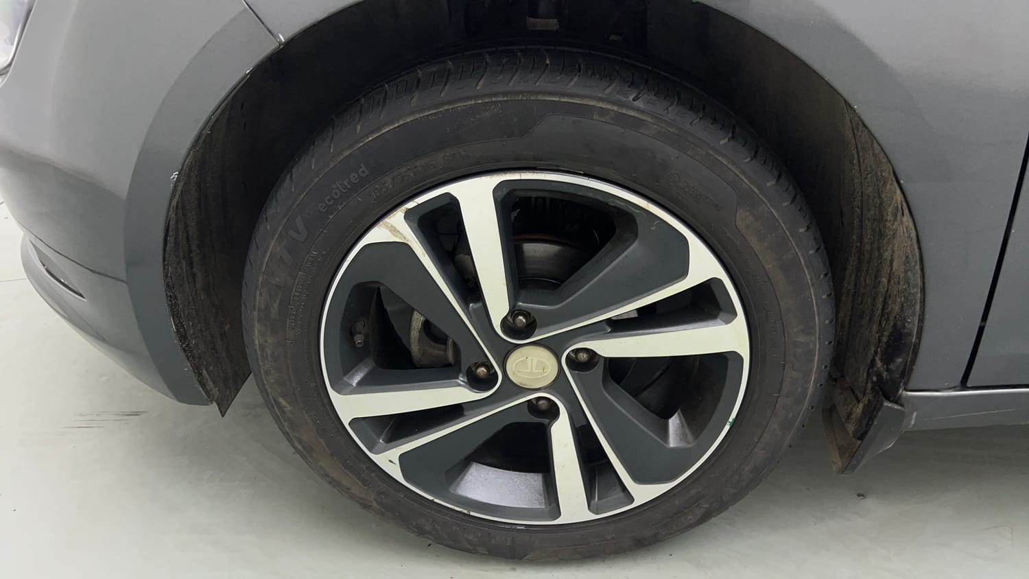 Used 2022 Tata Altroz XZ Plus i-Turbo Petrol Petrol Manual tyres LEFT FRONT TYRE RIM VIEW