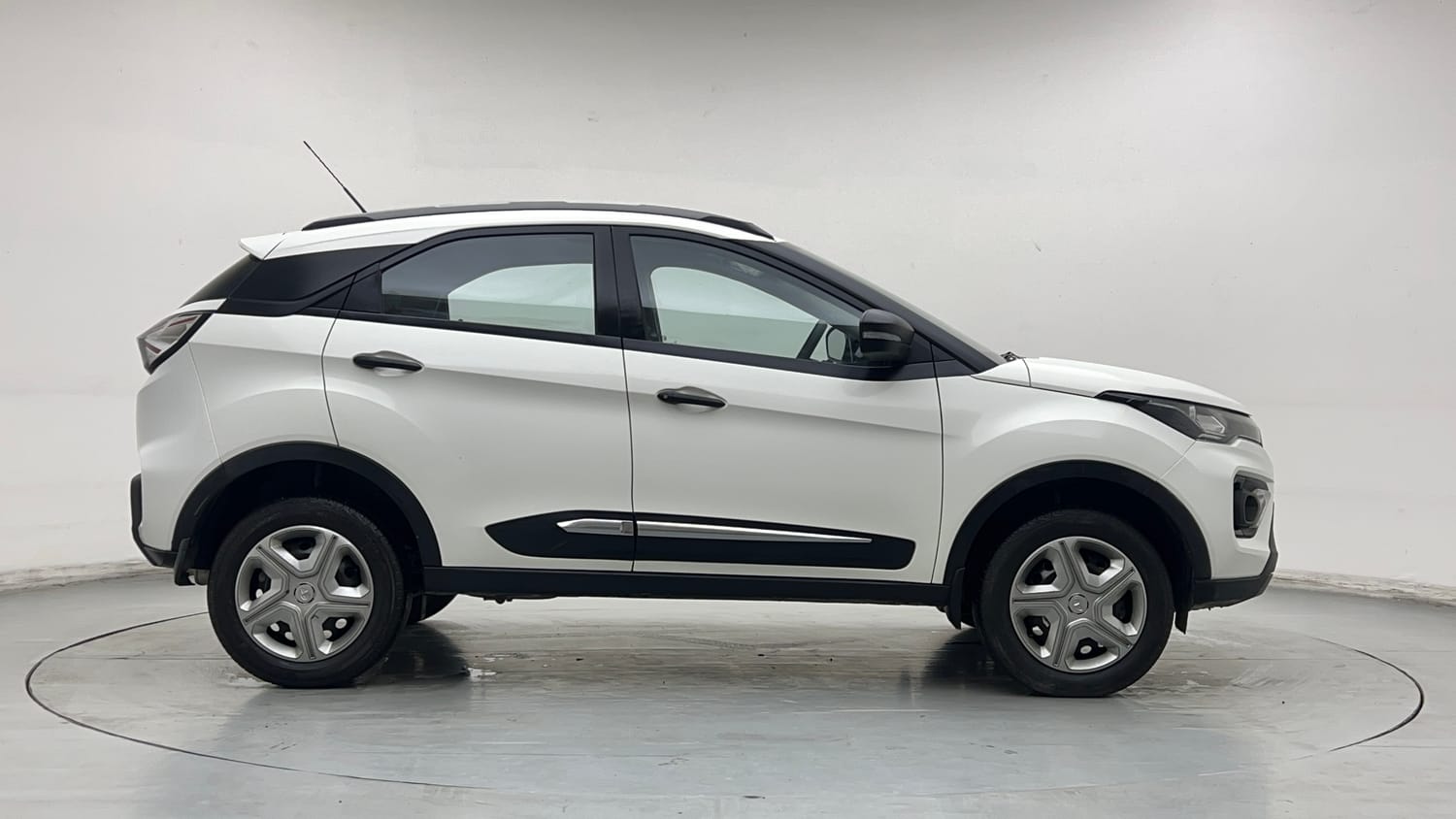 Used 2022 Tata Nexon XM Petrol Manual exterior RIGHT SIDE VIEW