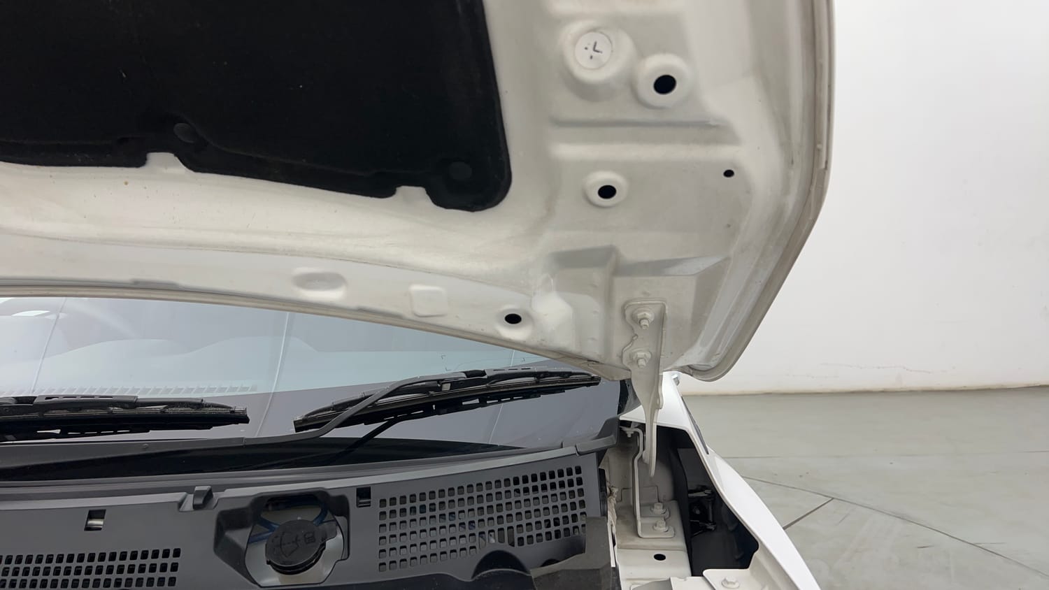 Used 2024 Nissan Magnite XV Turbo Petrol Manual engine ENGINE LEFT SIDE HINGE & APRON VIEW