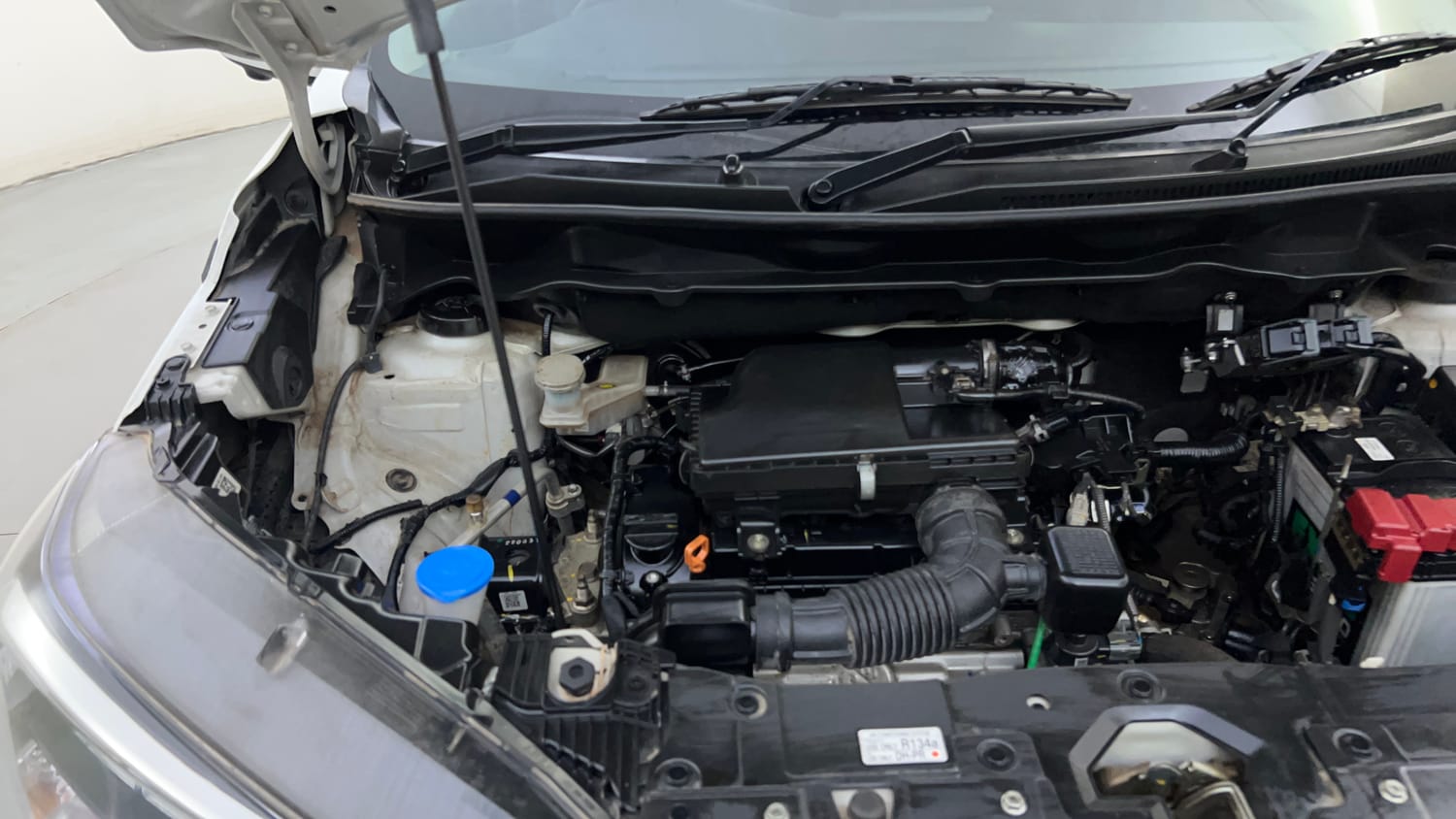 Used 2023 Maruti Suzuki XL6 Alpha Plus MT Petrol Petrol Manual engine ENGINE RIGHT SIDE HINGE & APRON VIEW