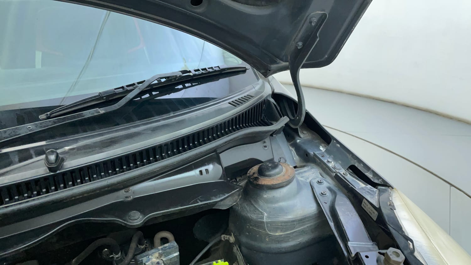 Used 2015 Maruti Suzuki Swift VXi Petrol Manual engine ENGINE LEFT SIDE HINGE & APRON VIEW