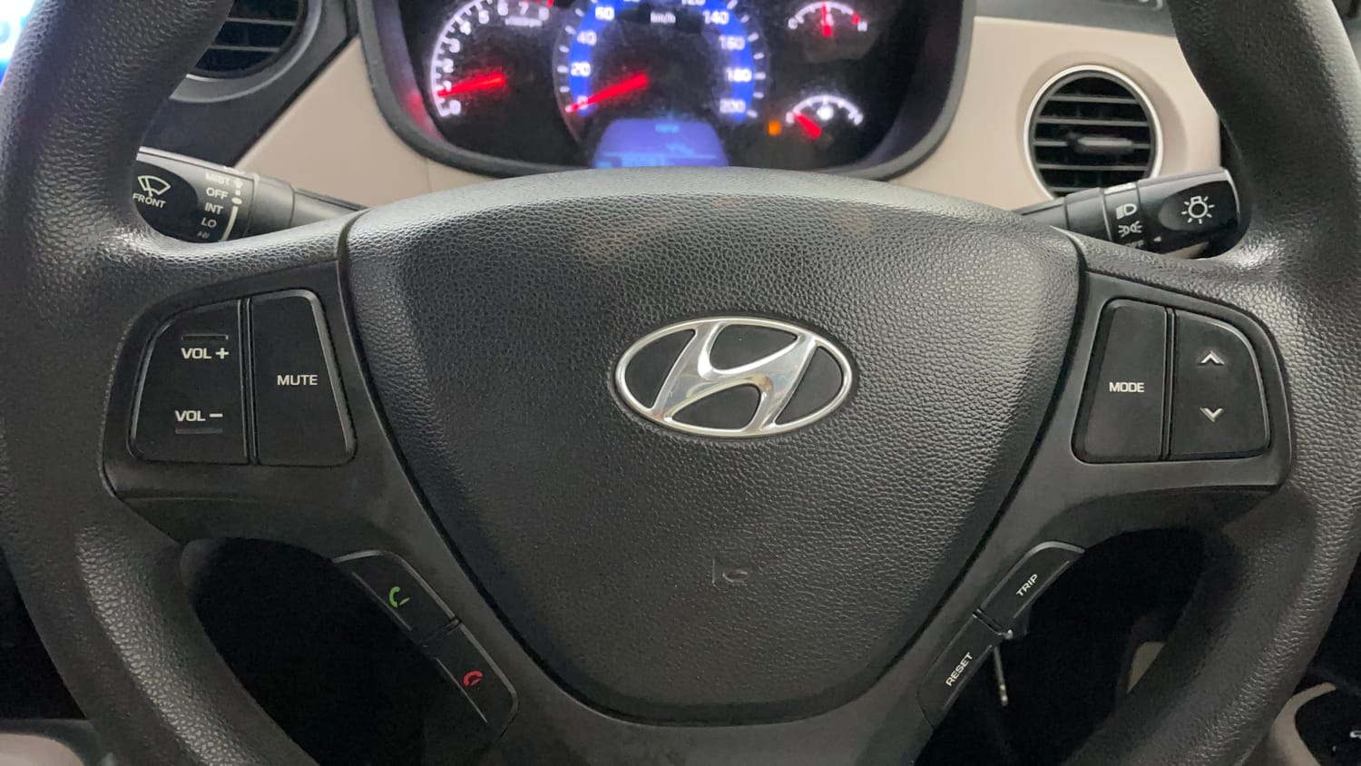 Used 2014 Hyundai Xcent S 1.2 Petrol Manual top_features Steering mounted controls