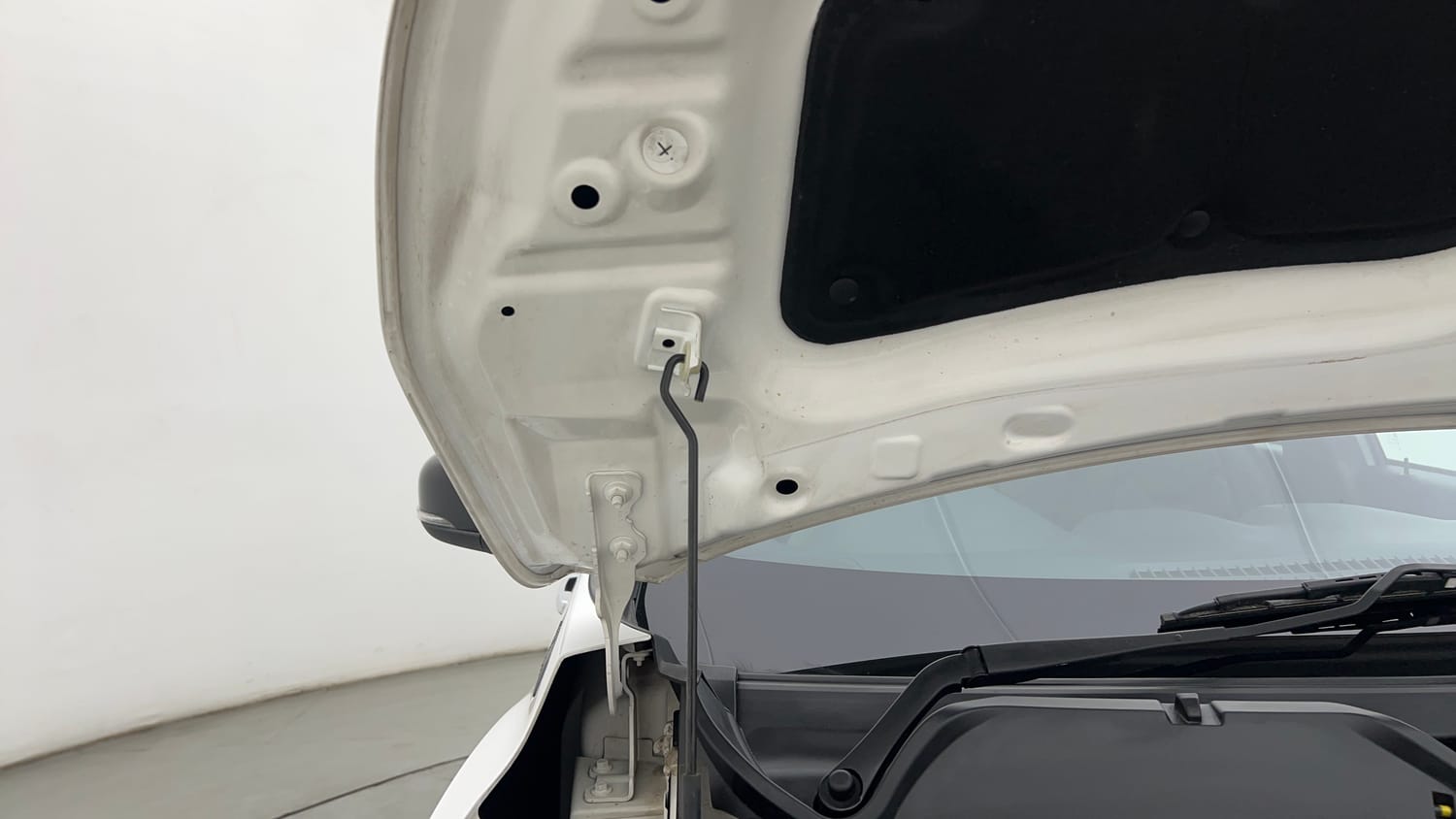 Used 2024 Nissan Magnite XV Turbo Petrol Manual engine ENGINE RIGHT SIDE HINGE & APRON VIEW
