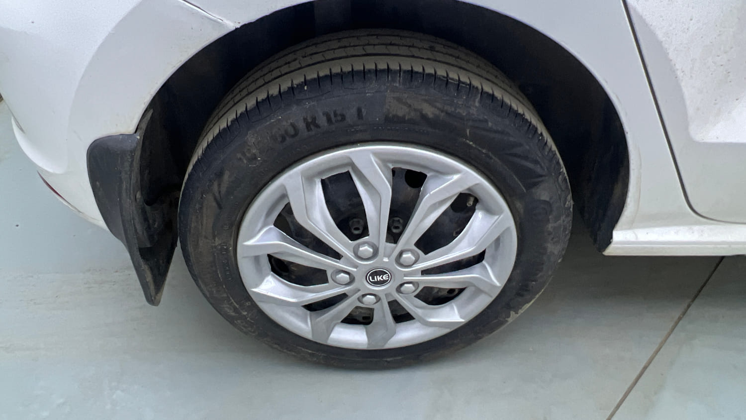 Used 2017 Volkswagen Polo Comfortline 1.2L (P) Petrol Manual tyres RIGHT REAR TYRE RIM VIEW