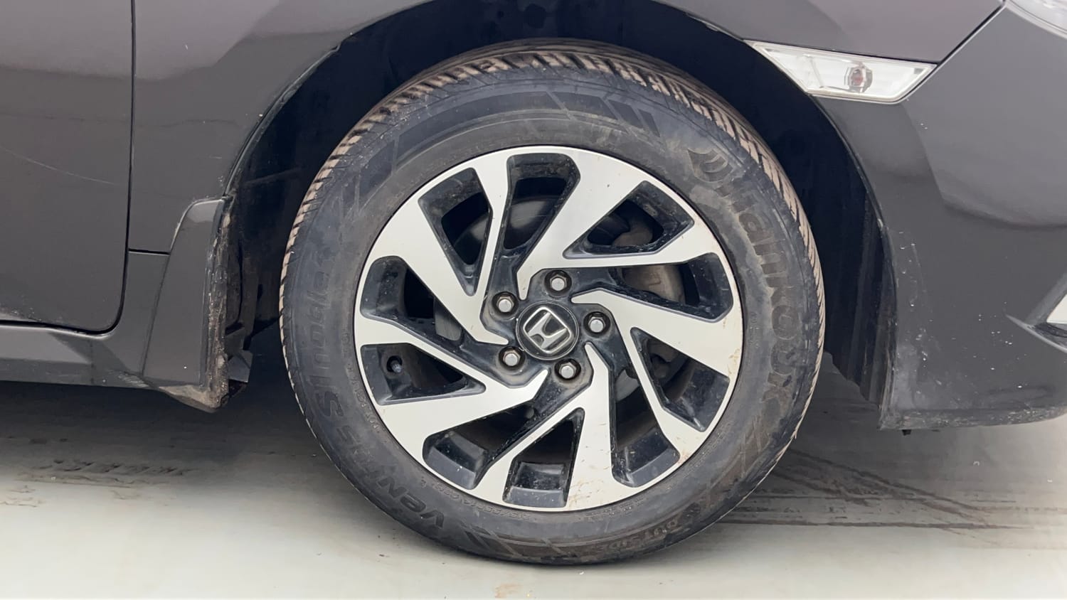 Used 2019 Honda Civic V CVT Petrol Petrol Automatic tyres RIGHT FRONT TYRE RIM VIEW