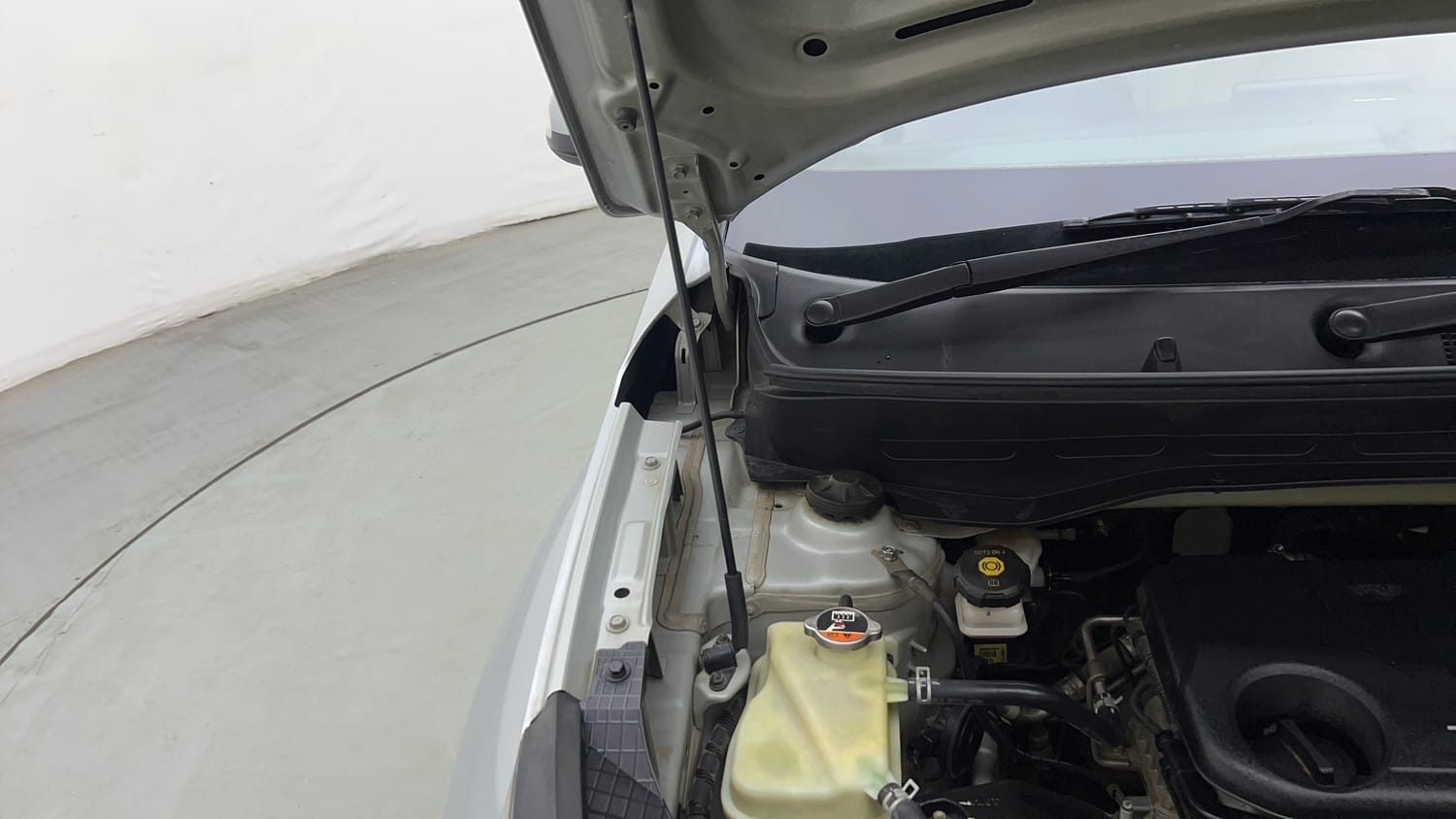 Used 2020 Hyundai Venue SX Plus 1.0 Turbo DCT Petrol Automatic engine ENGINE RIGHT SIDE HINGE & APRON VIEW