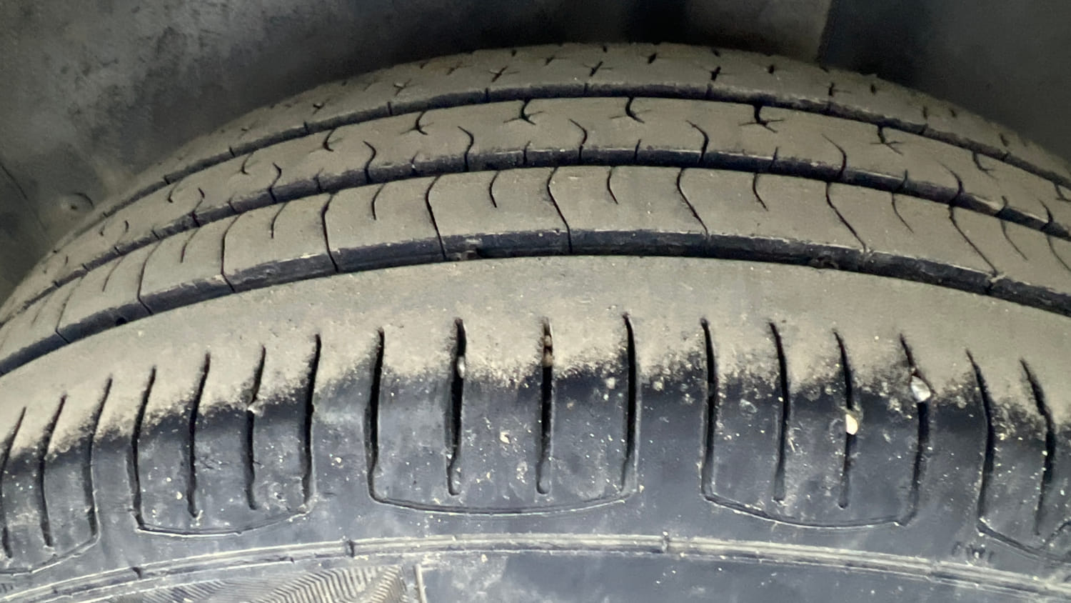 Used 2017 Volkswagen Polo Comfortline 1.2L (P) Petrol Manual tyres LEFT REAR TYRE TREAD VIEW
