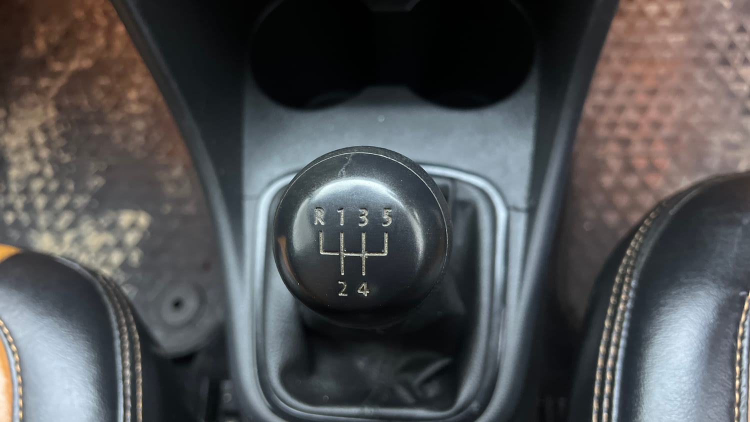 Used 2017 Volkswagen Polo Comfortline 1.2L (P) Petrol Manual interior GEAR  KNOB VIEW
