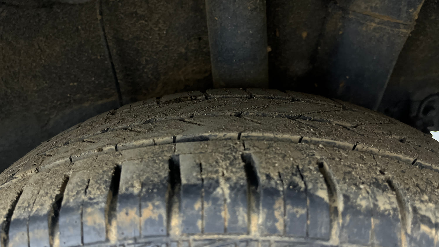 Used 2018 Hyundai Grand i10 Sportz AT 1.2 Kappa VTVT Petrol Automatic tyres LEFT REAR TYRE TREAD VIEW