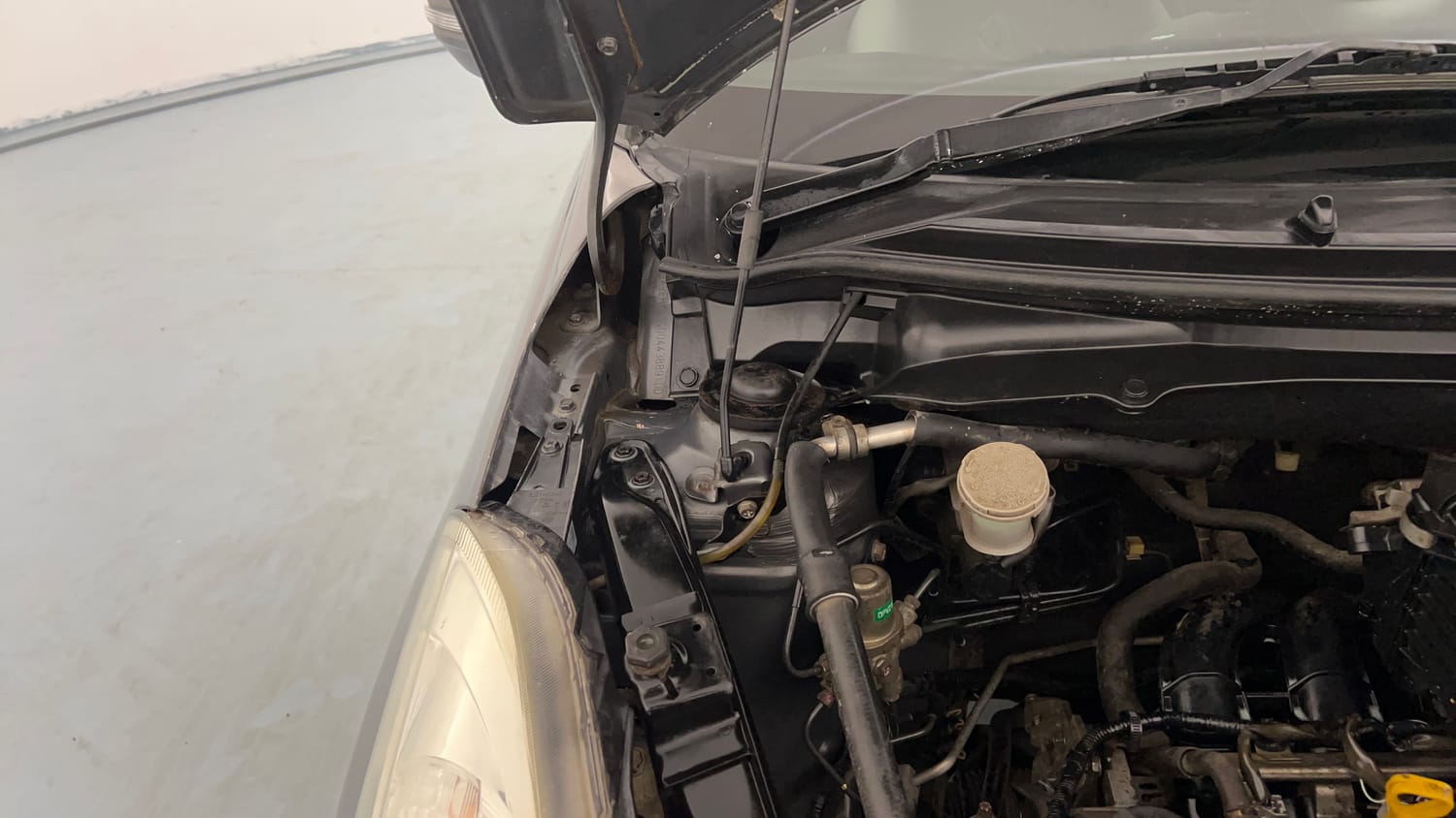 Used 2013 Maruti Suzuki Swift VXi Petrol Manual engine ENGINE RIGHT SIDE HINGE & APRON VIEW