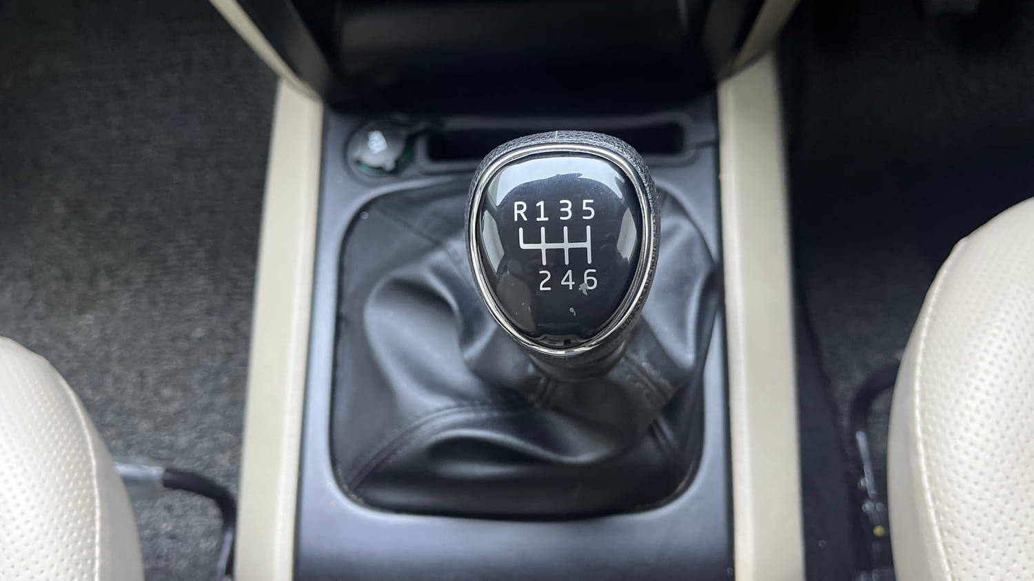 Used 2024 Mahindra Scorpio S3 Plus Diesel Manual interior GEAR  KNOB VIEW