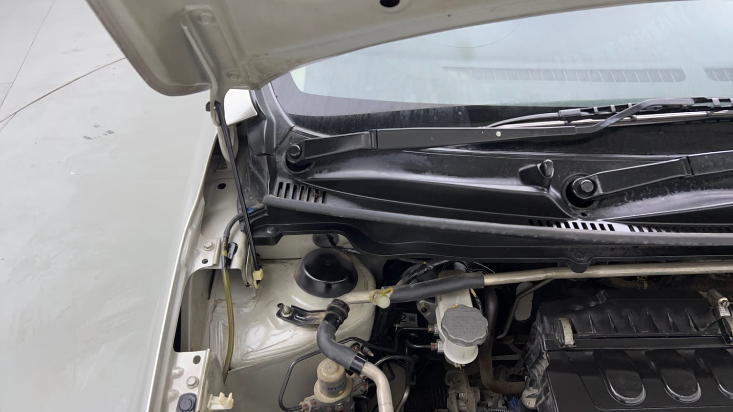 Used 2018 Maruti Suzuki Celerio VXi CNG Cng Manual engine ENGINE RIGHT SIDE HINGE & APRON VIEW