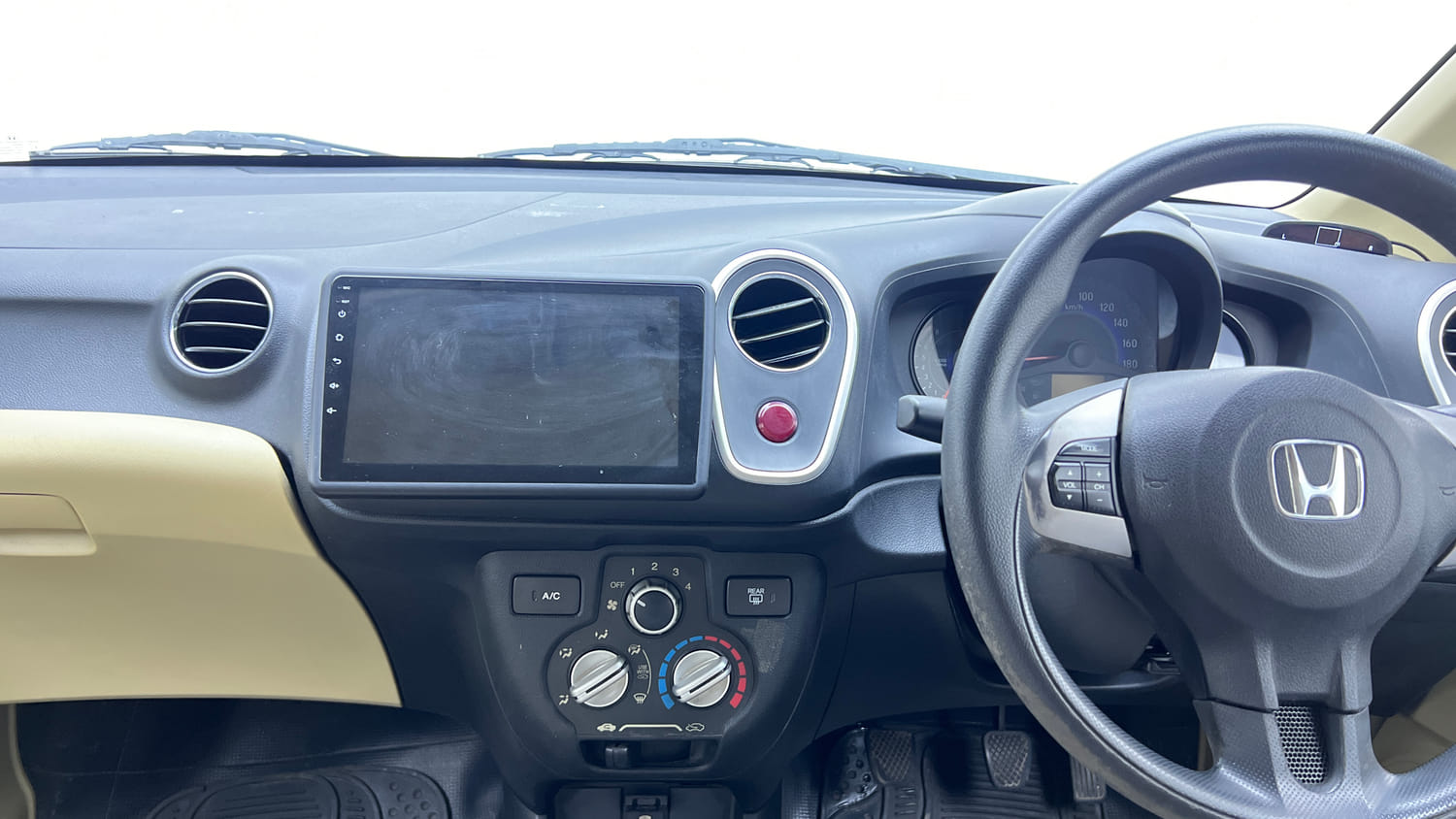 Used 2015 Honda Mobilio S Petrol Petrol Manual interior MUSIC SYSTEM & AC CONTROL VIEW