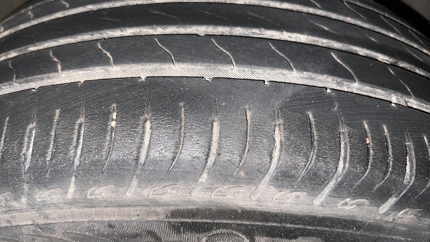 Used 2022 Maruti Suzuki Brezza ZXi Plus Petrol Manual tyres LEFT FRONT TYRE TREAD VIEW